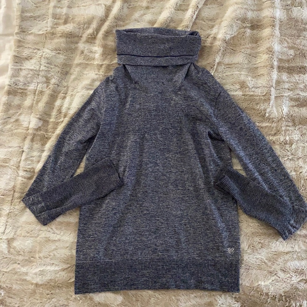 Turtle neck long sleeve athletic shirt with thumb holes